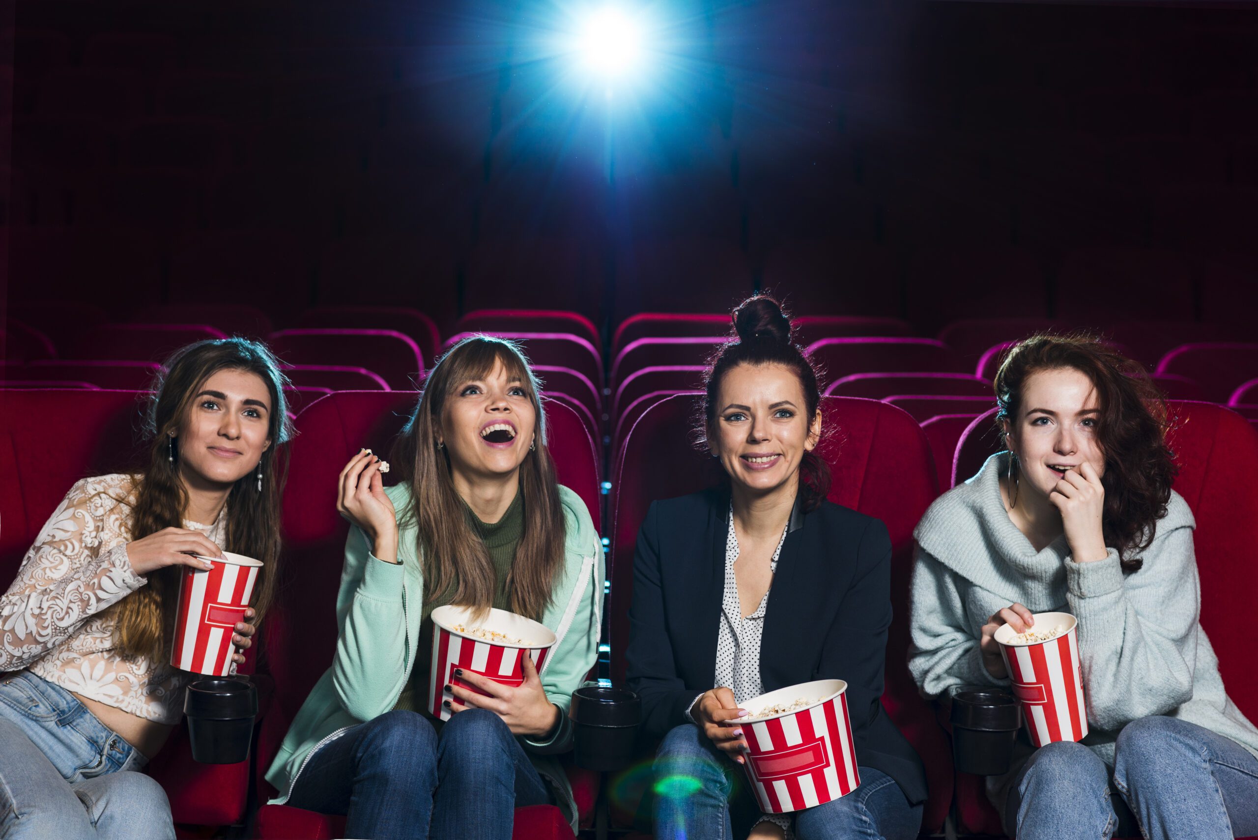 grupo-gente-joven-cine