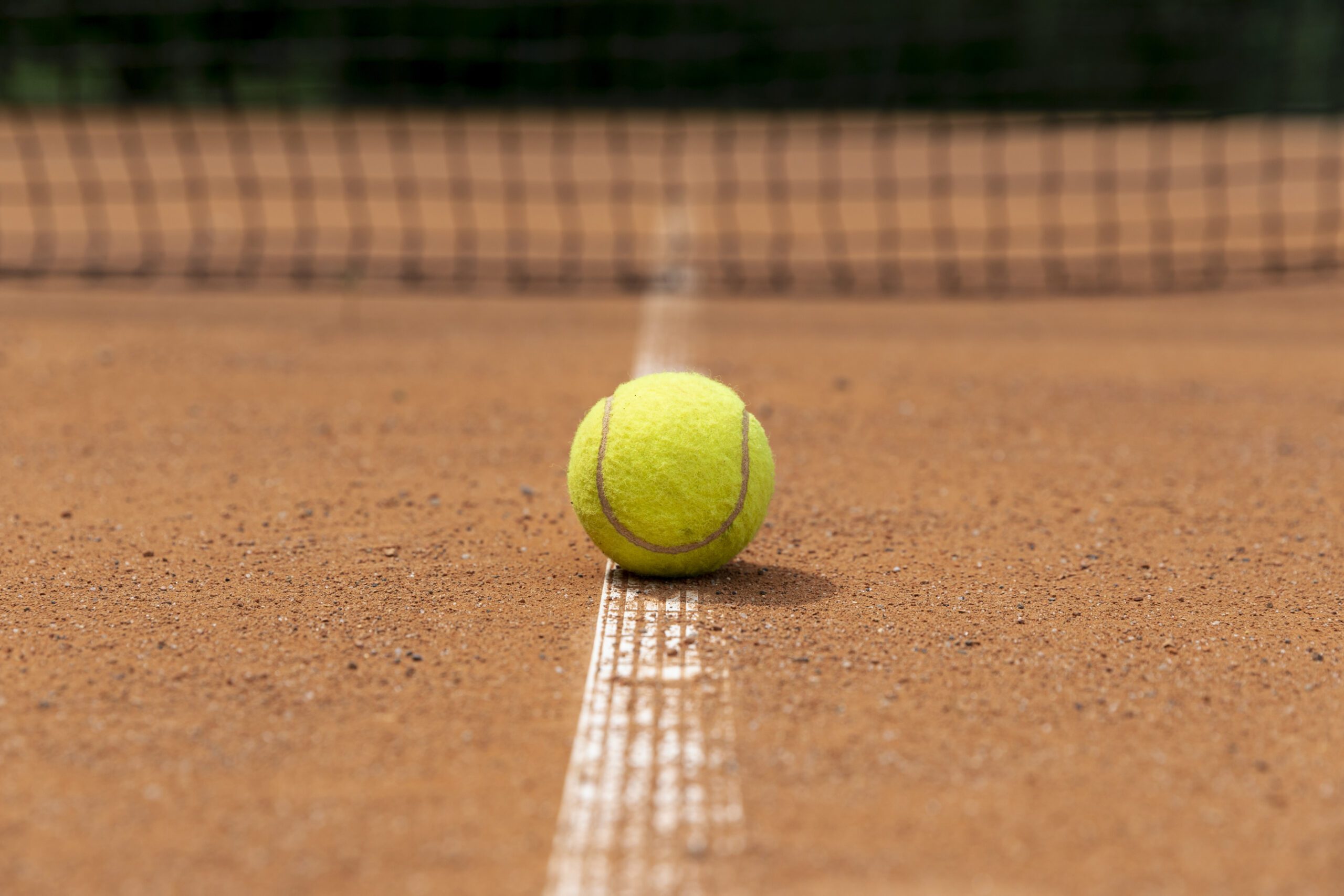 vista-frontal-pelota-tenis-cancha